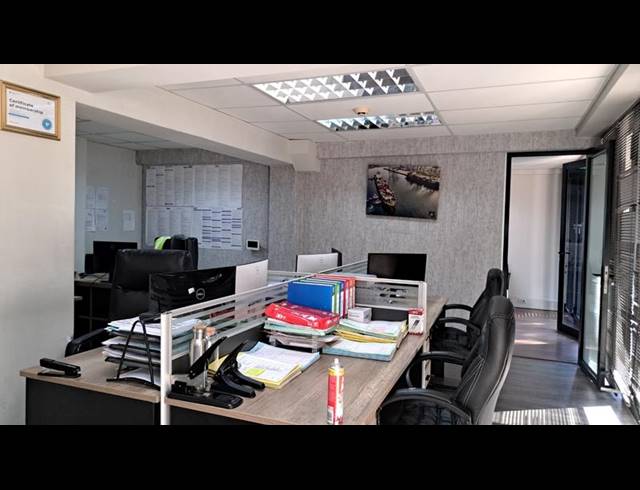 BUSINESS PROPERTY TO RENT IN ESSENWOOD